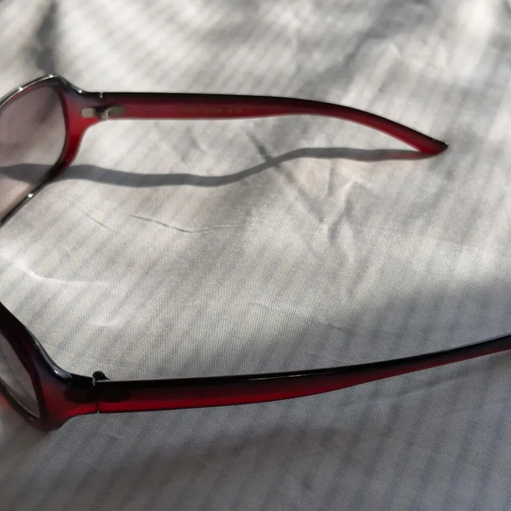 Red tortoiseshell sunglasses with gray lenses #tortoiseshell #retro